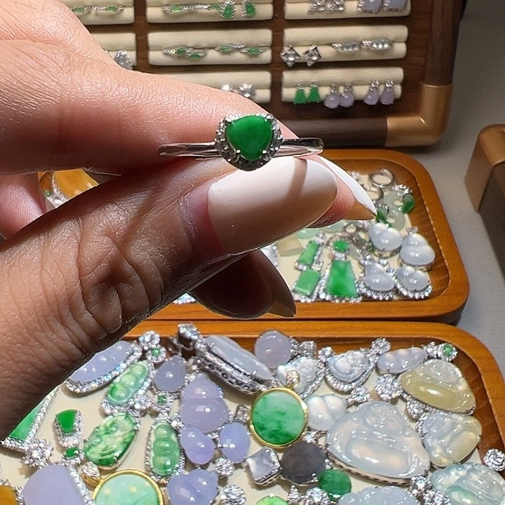 小***点翡翠未镶嵌戒指戒指