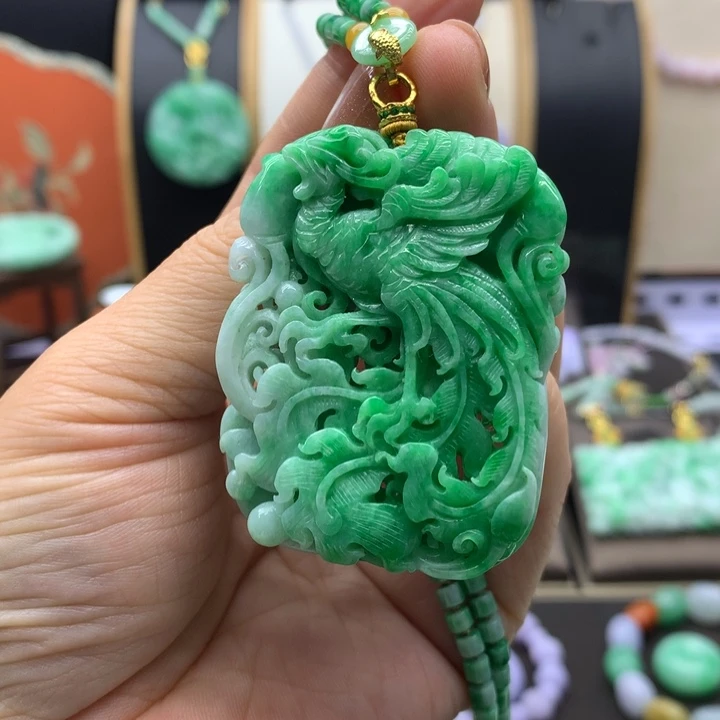 翡翠未镶嵌吊坠(赠链)