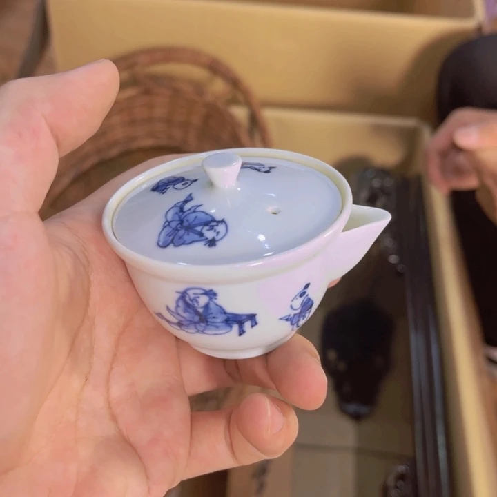 茹塘村委会伟大的图书馆门口