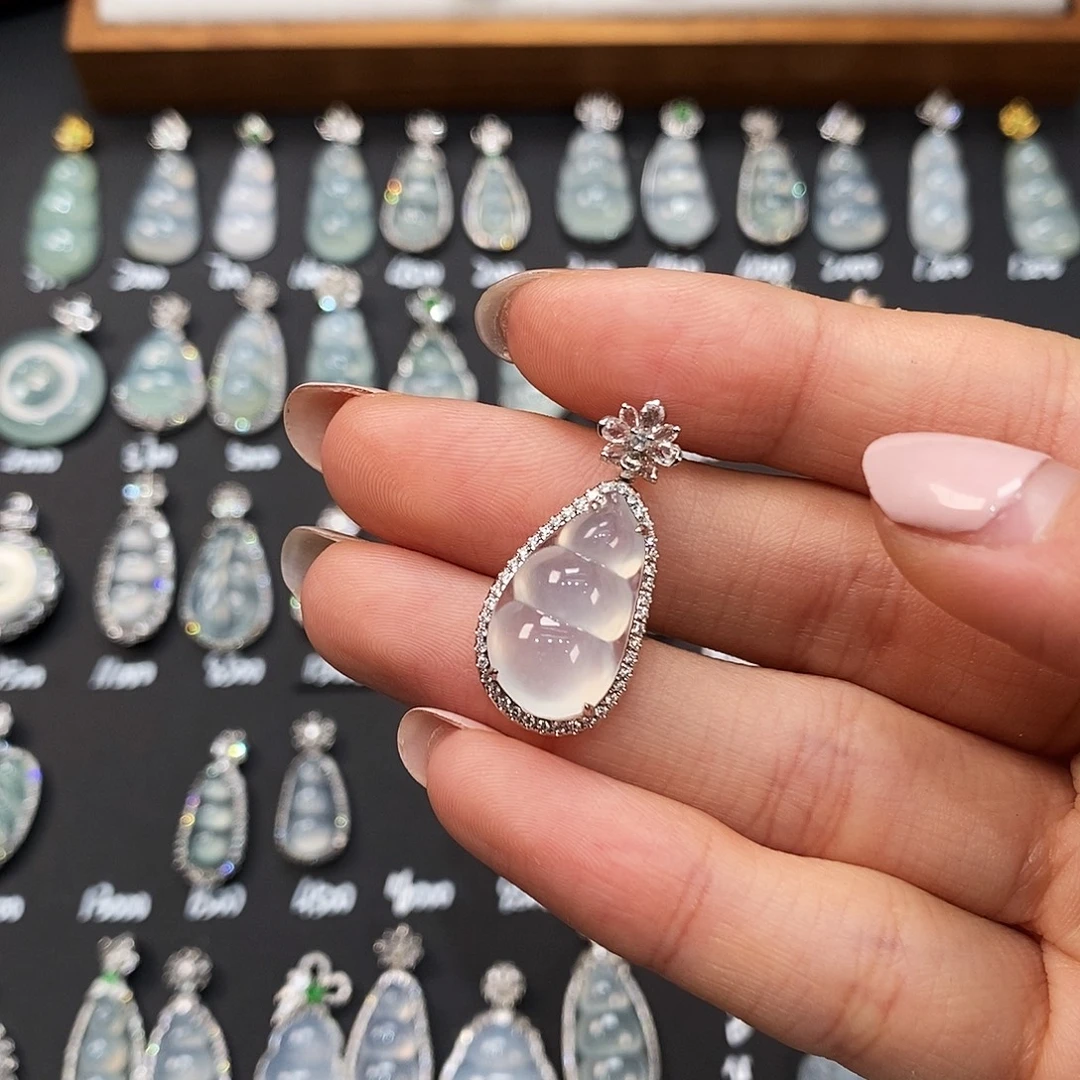 翡翠18K金镶嵌颈饰