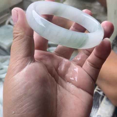 陪***风石英质玉手镯未镶嵌