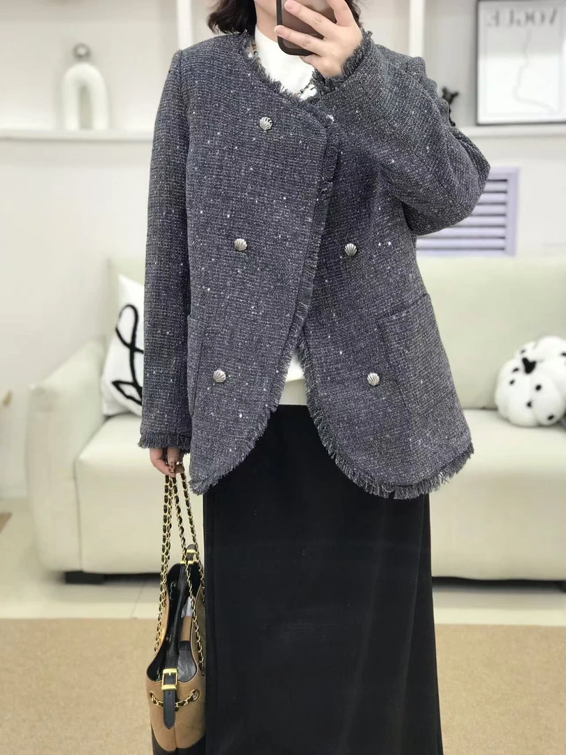 {莹莹推荐}58500秋季大码女装满天星毛边袖贝壳扣小香风外套
