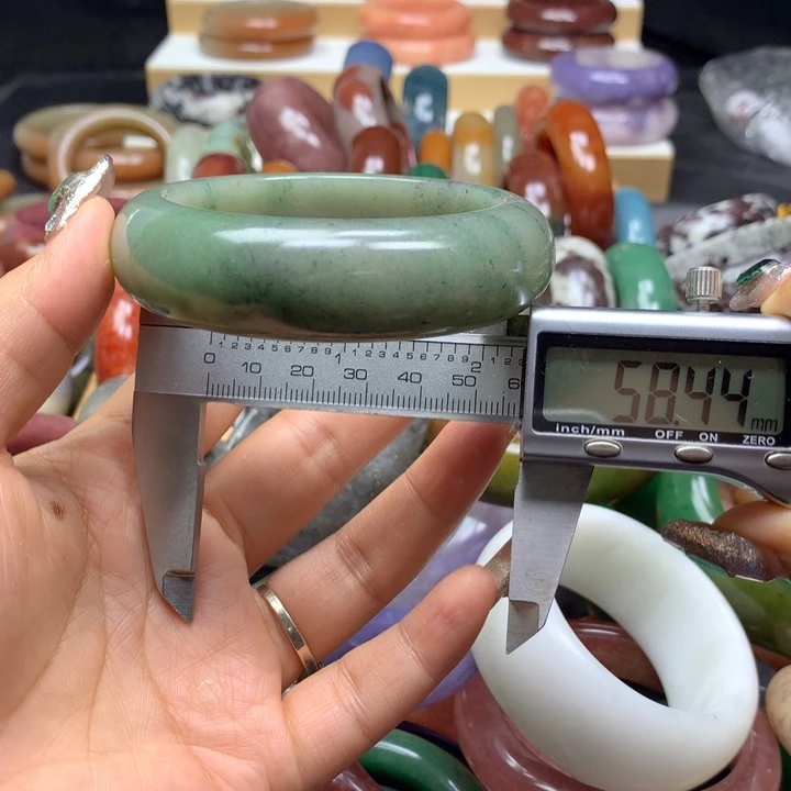未镶嵌手镯石英质玉