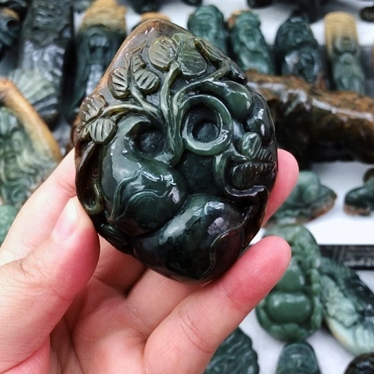 未镶嵌岫岩河磨玉（透闪石质玉）把件