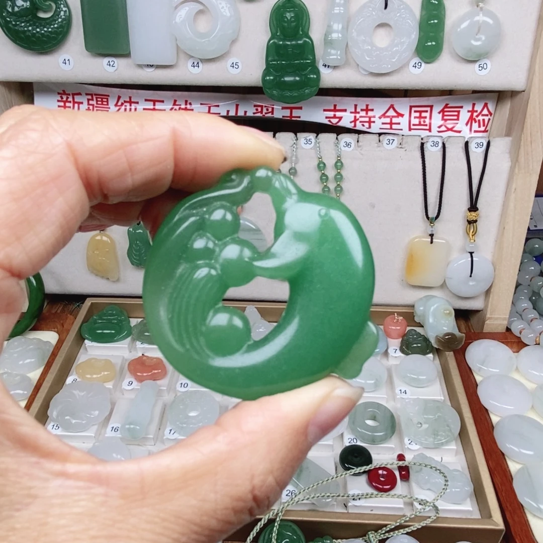石英质玉（非洲翠）未镶嵌颈饰