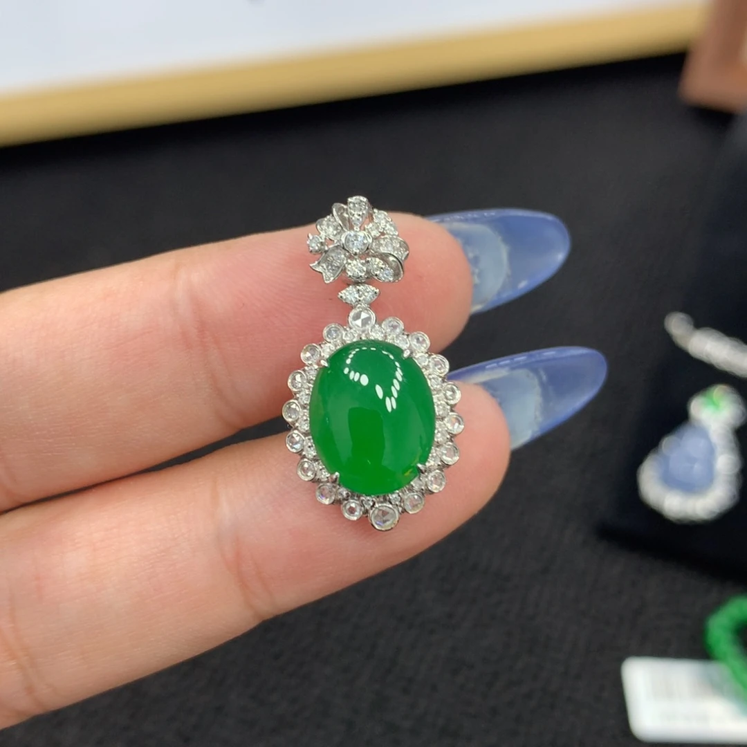 颈饰18K金镶嵌翡翠蛋面