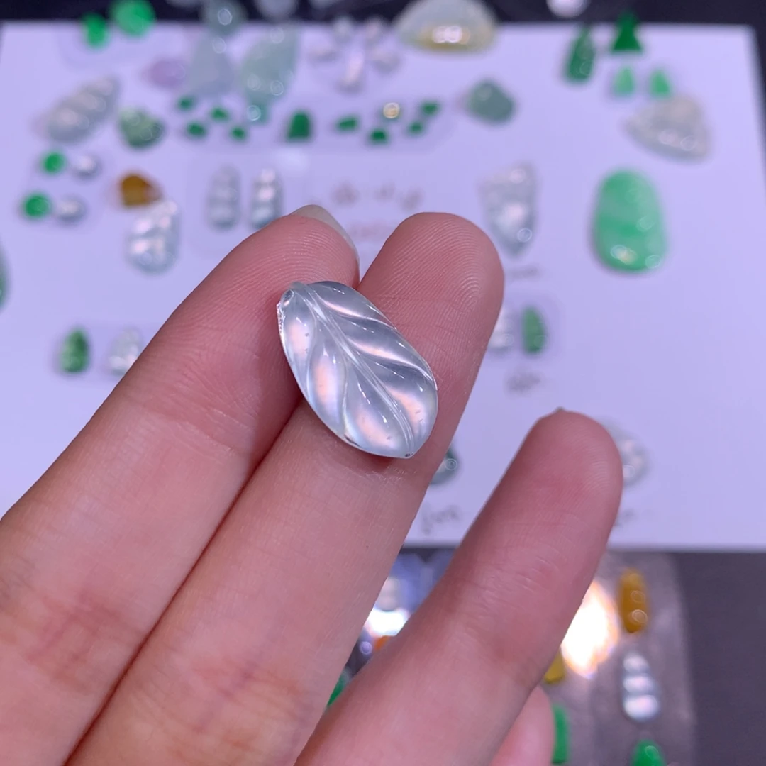 翡翠未镶嵌颈饰叶子