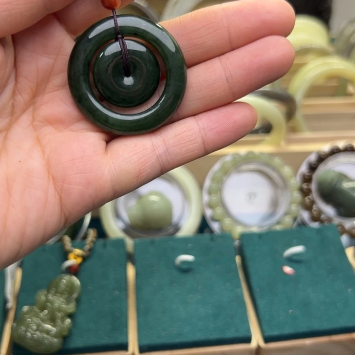 和田玉颈饰未镶嵌碧玉子母扣