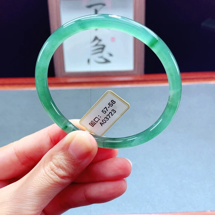 未镶嵌手镯翡翠圆镯