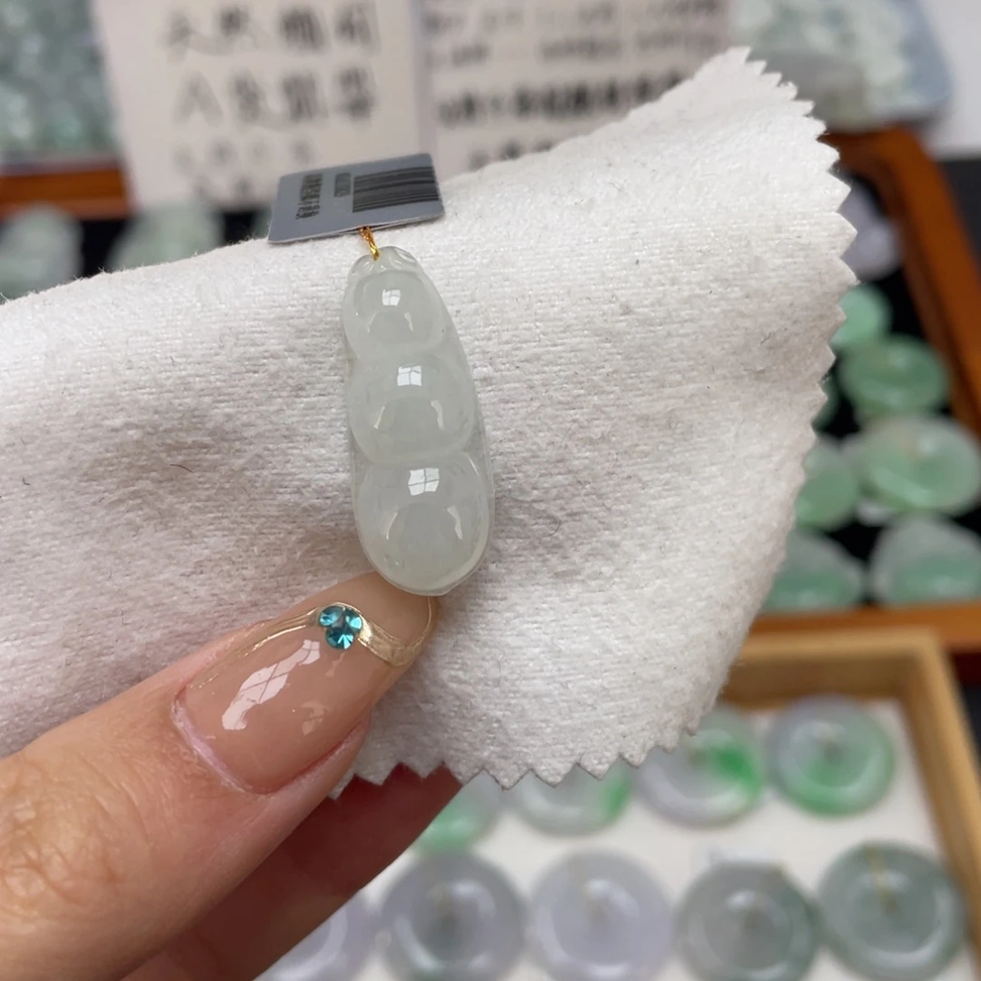 翡翠未镶嵌颈饰福豆