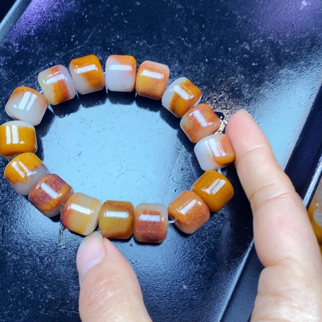 未镶嵌石英质玉（黄龙玉）颈饰