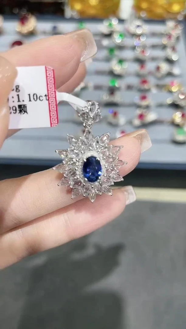 18K金镶嵌蓝宝石吊坠