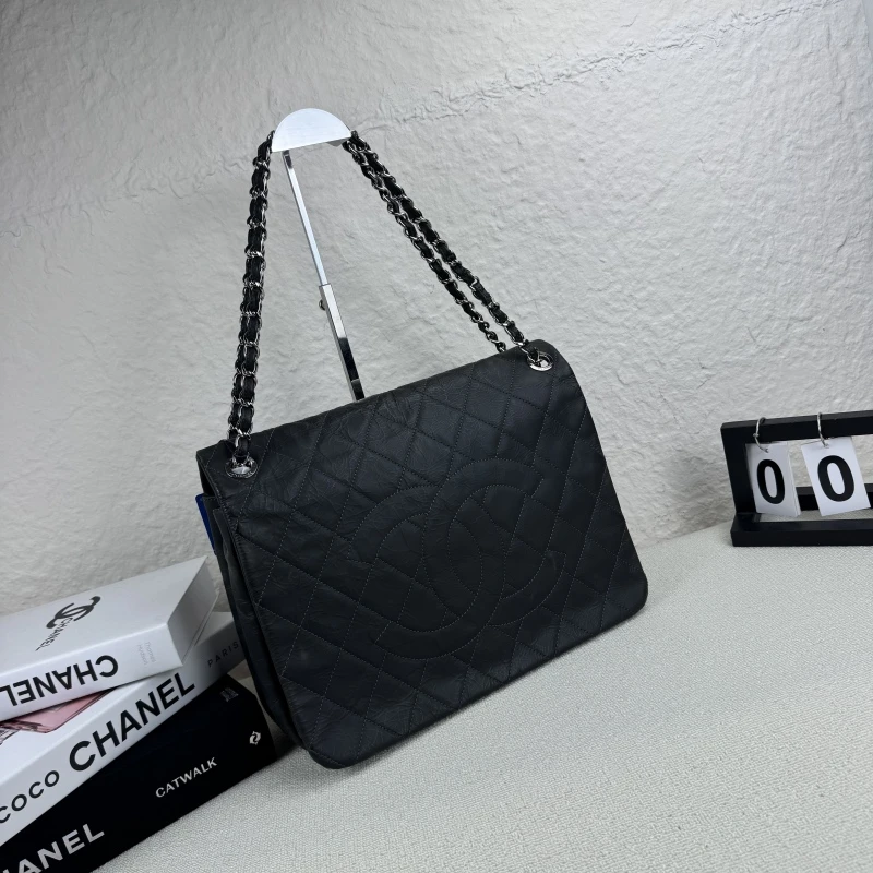 95新 Chanel/香奈儿 黑灰色翻盖油蜡皮机场包 底长35 14开带卡册