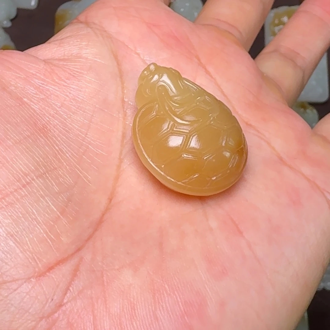 颈饰未镶嵌和田玉（糖玉）