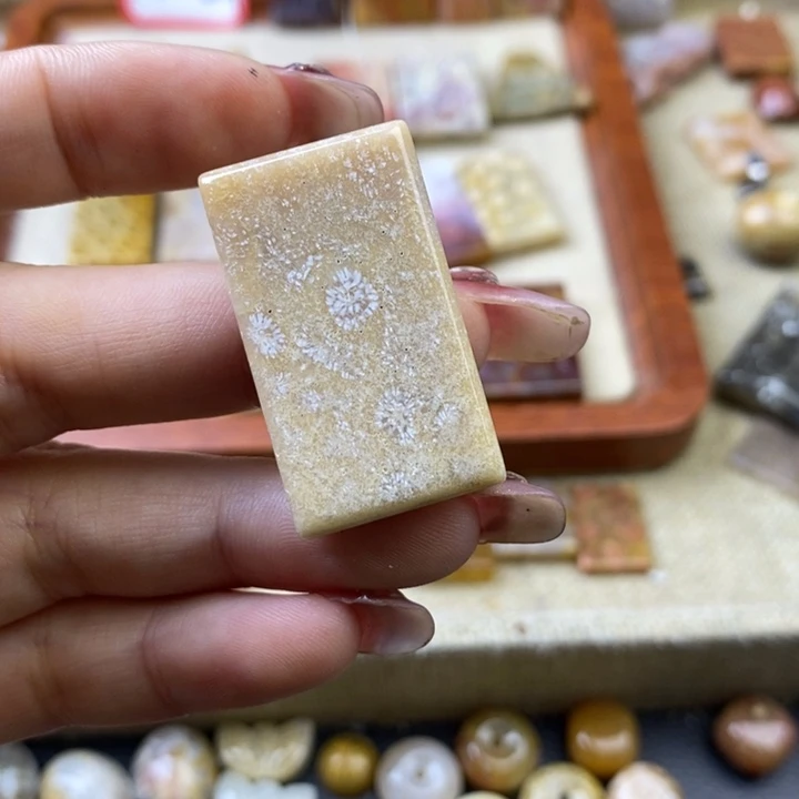 石英岩玉合金颈饰
