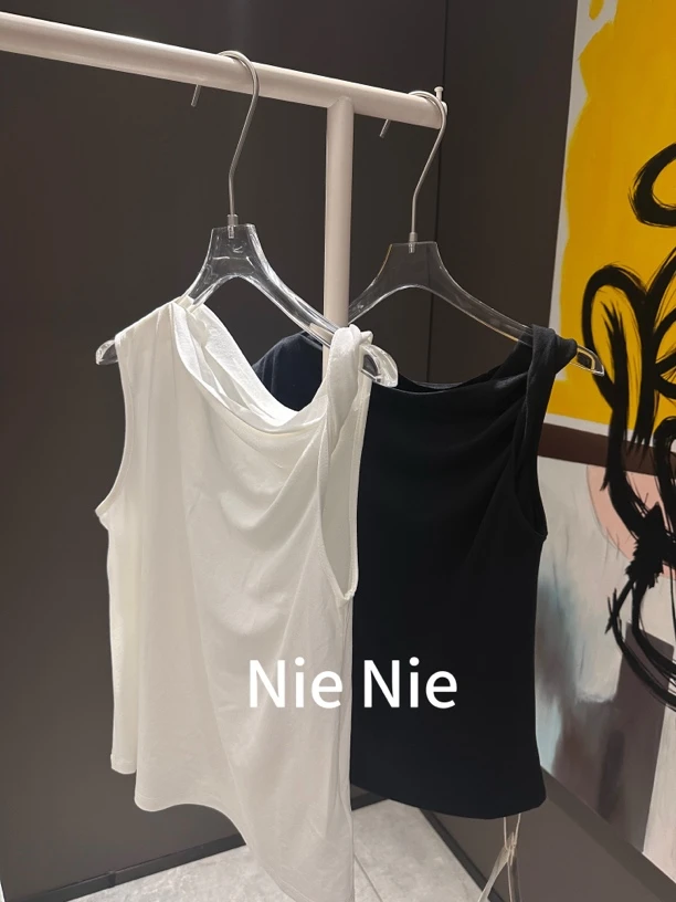Nienie 极简调性斜肩纽结背心