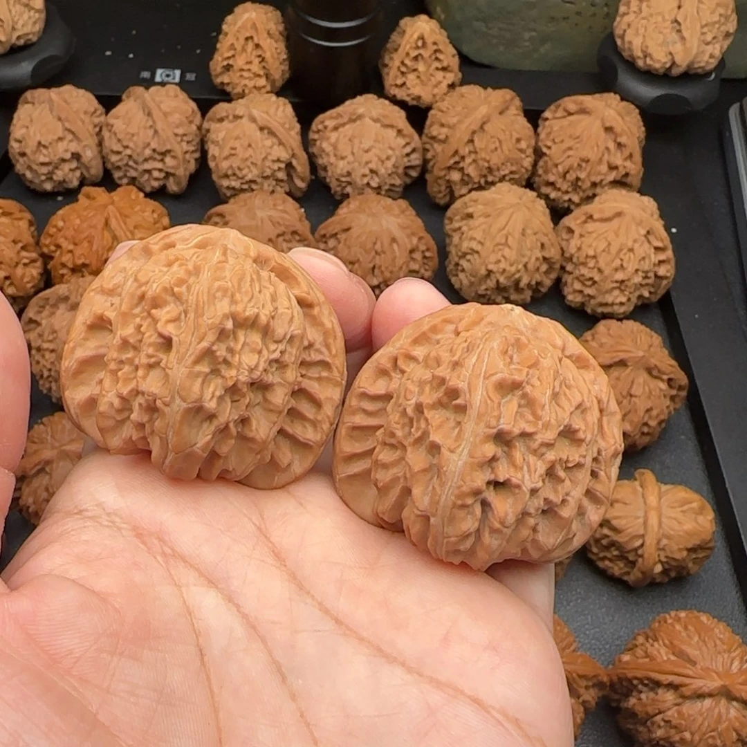 43虚尖白狮子文玩核桃