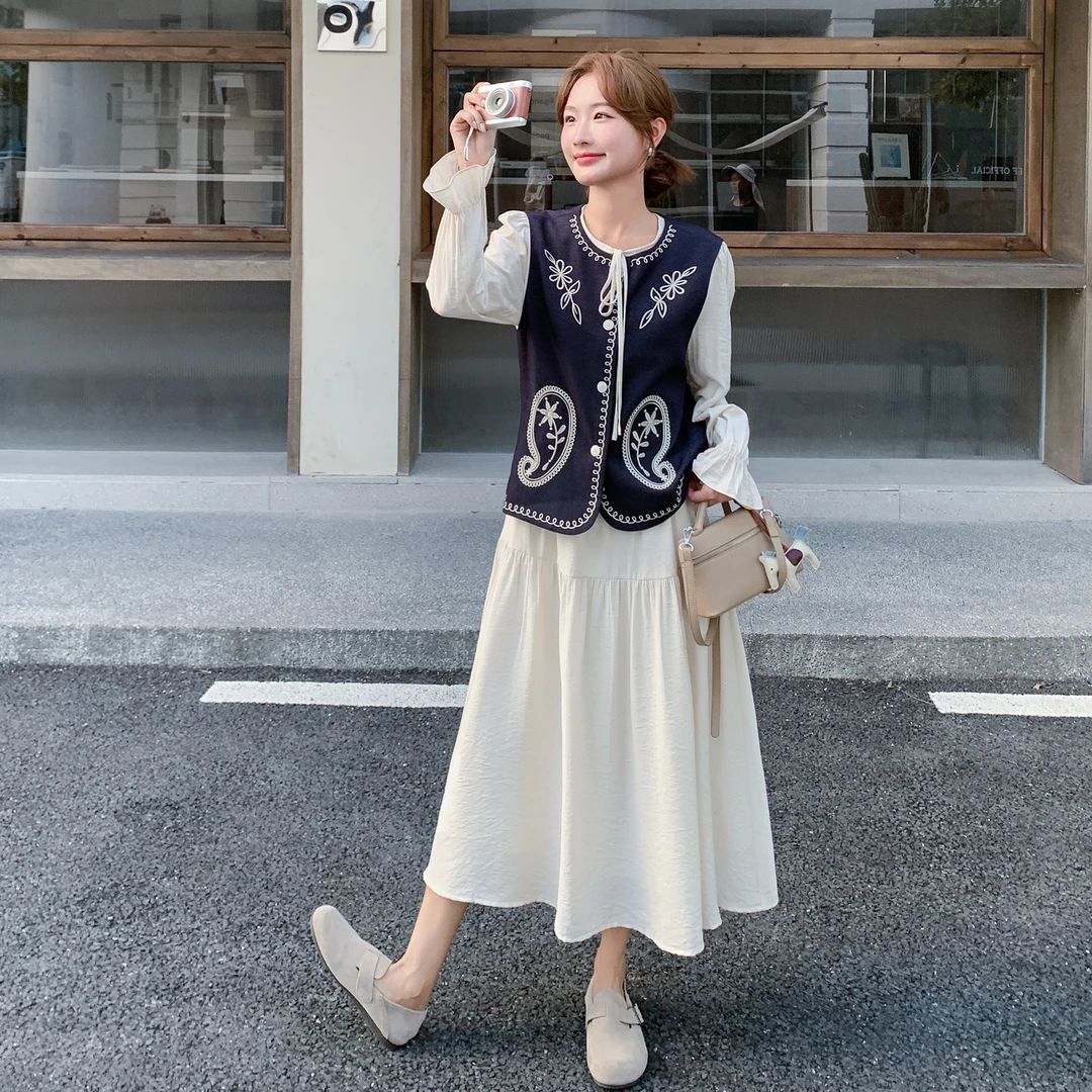 米白色温柔风连衣裙套装女新款巨好看高级感刺绣马甲长裙两件套