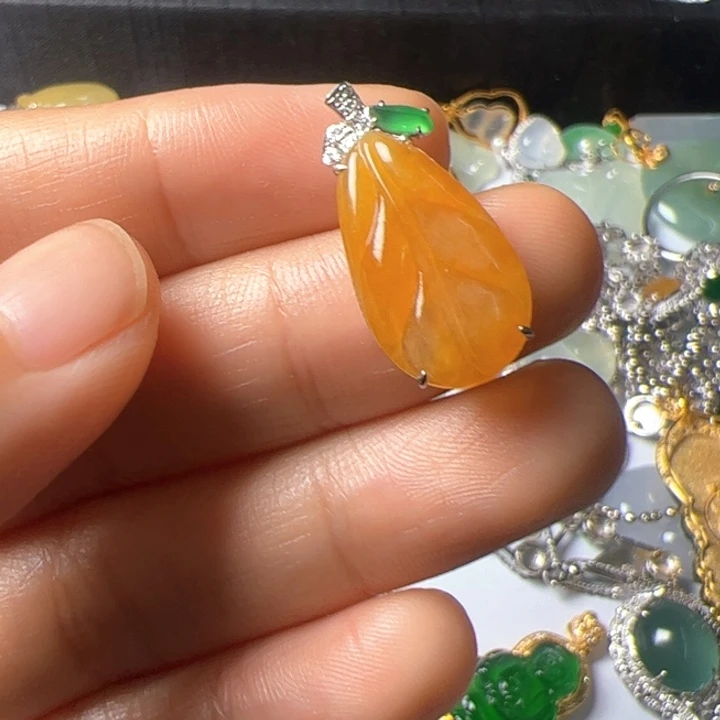 翡翠18K金镶嵌吊坠(不含链)碎*石翡翠吊坠项链