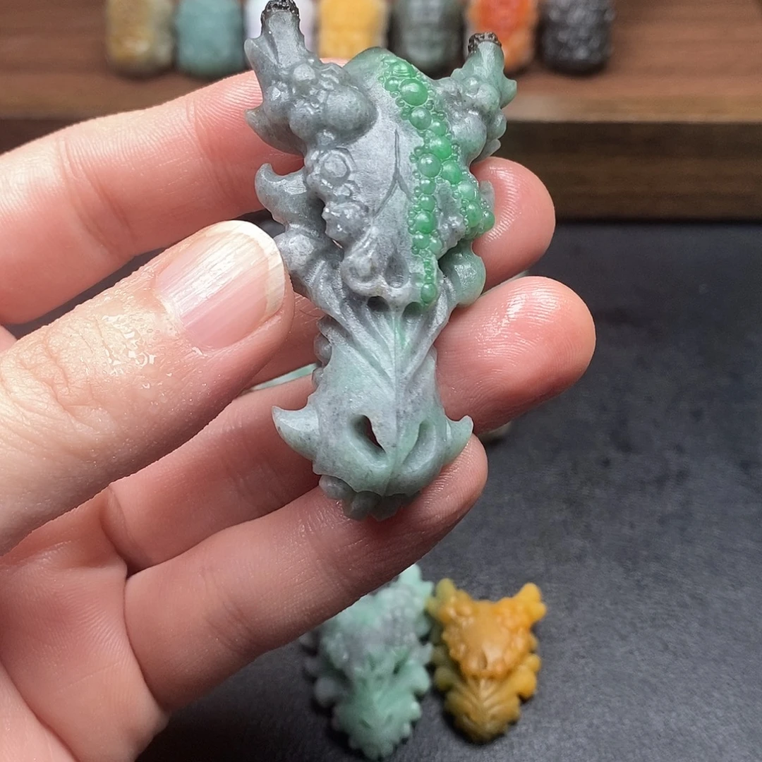 文***哥未镶嵌定制翡翠毛货抛光