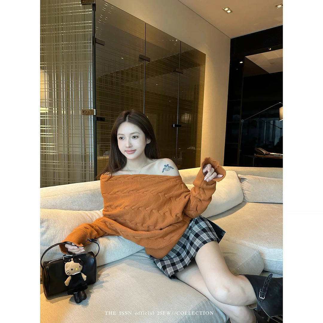 THEISSN宁司 斜肩绞花毛衣女冬季慵懒宽松露肩上衣 01814