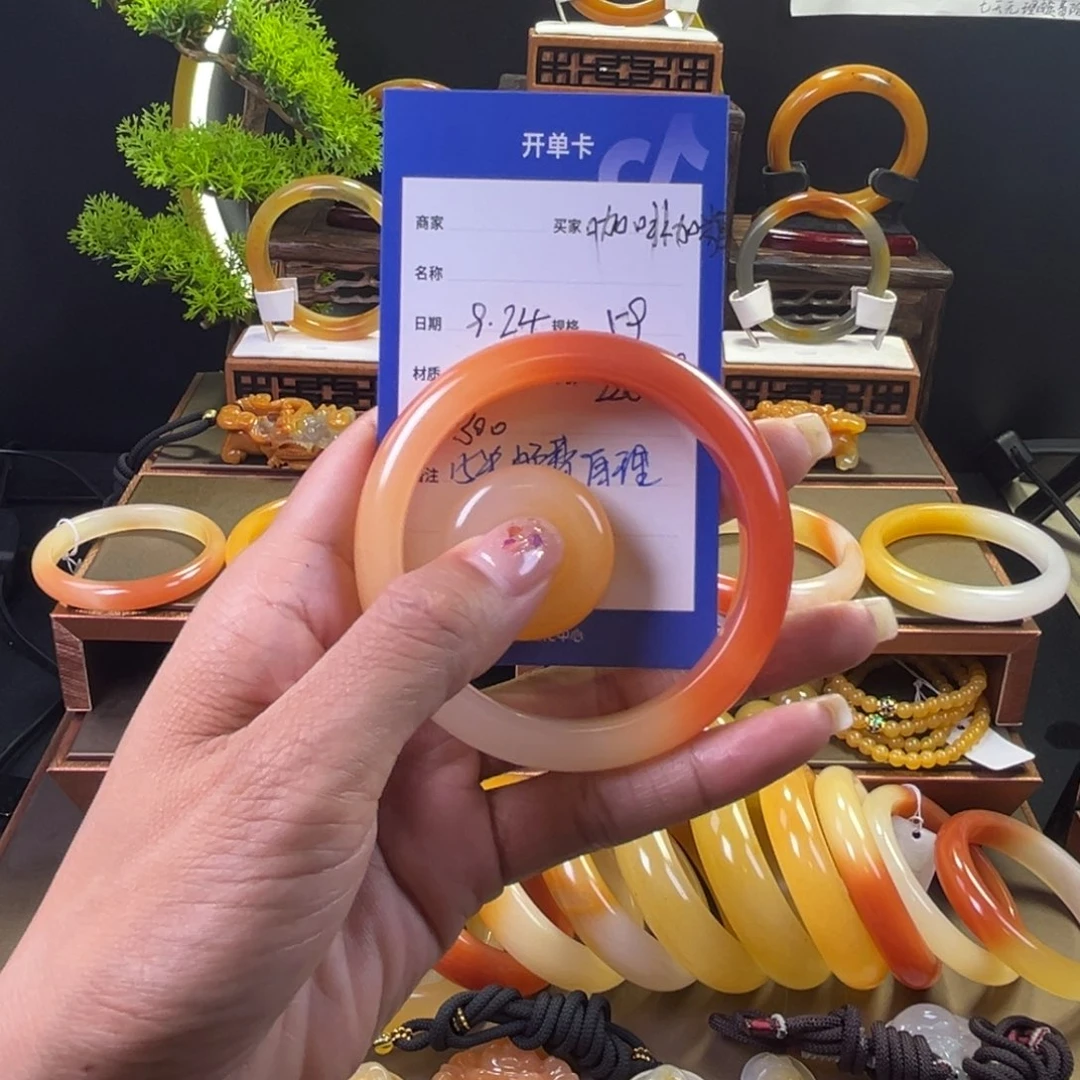 未镶嵌手镯石英质玉咖***?