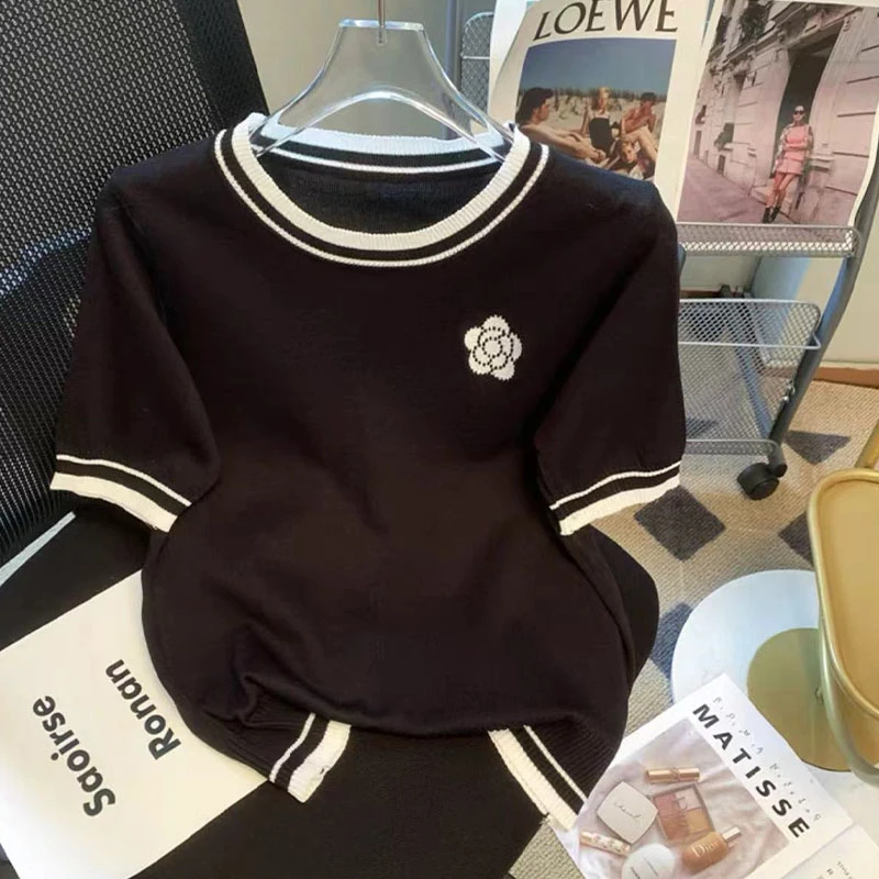 【莱赛尔天丝】~圆领山茶花刺绣针织短袖女简约百搭打底衫上衣-1083