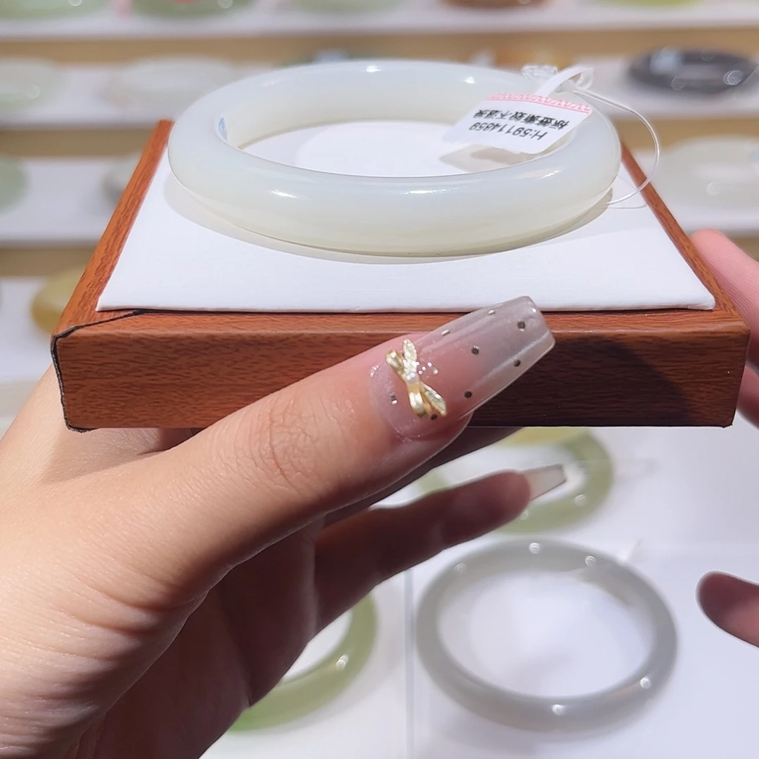 和田玉未镶嵌手镯且末白