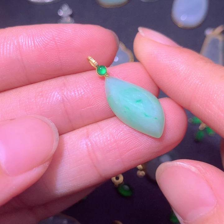 翡翠18K金镶嵌颈饰翡翠