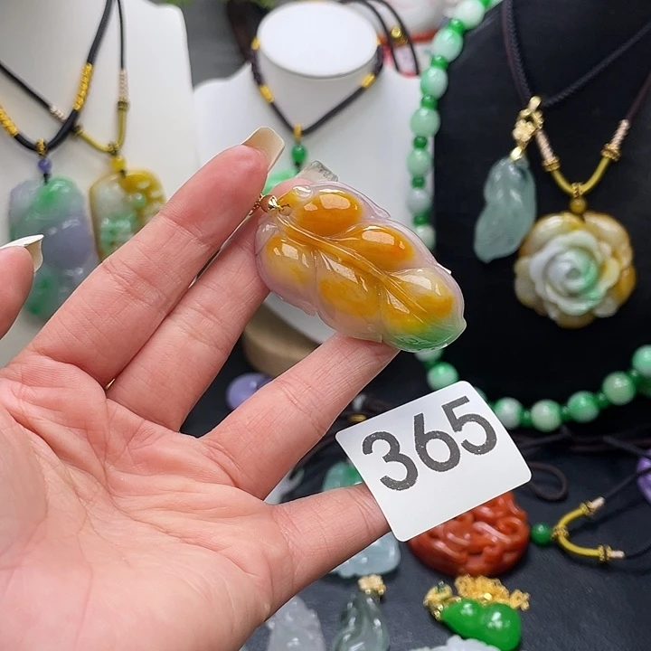 翡翠未镶嵌吊坠(赠链)