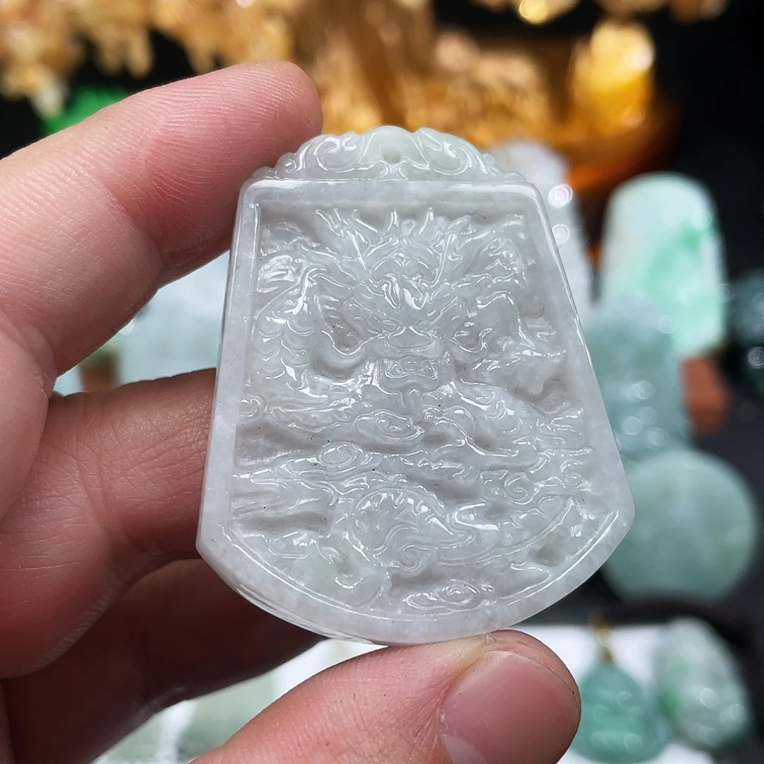 翡翠未镶嵌颈饰龙牌