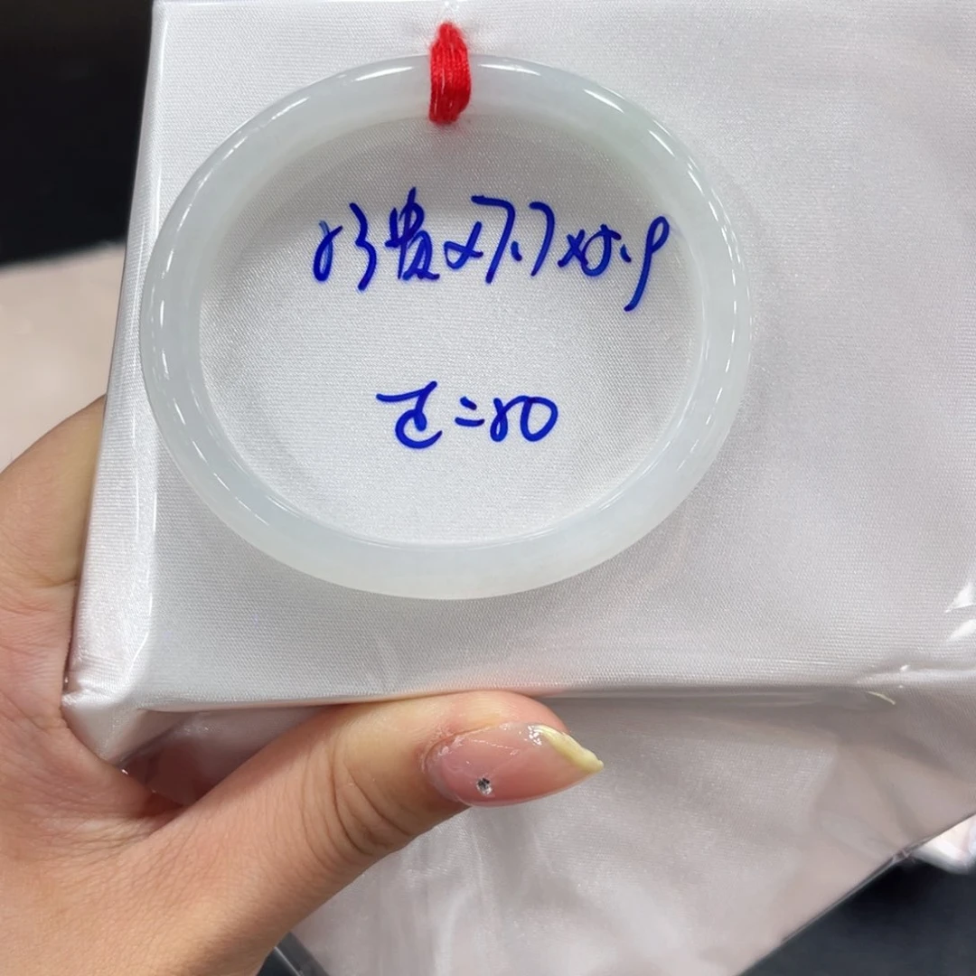 翡翠手镯未镶嵌翡翠