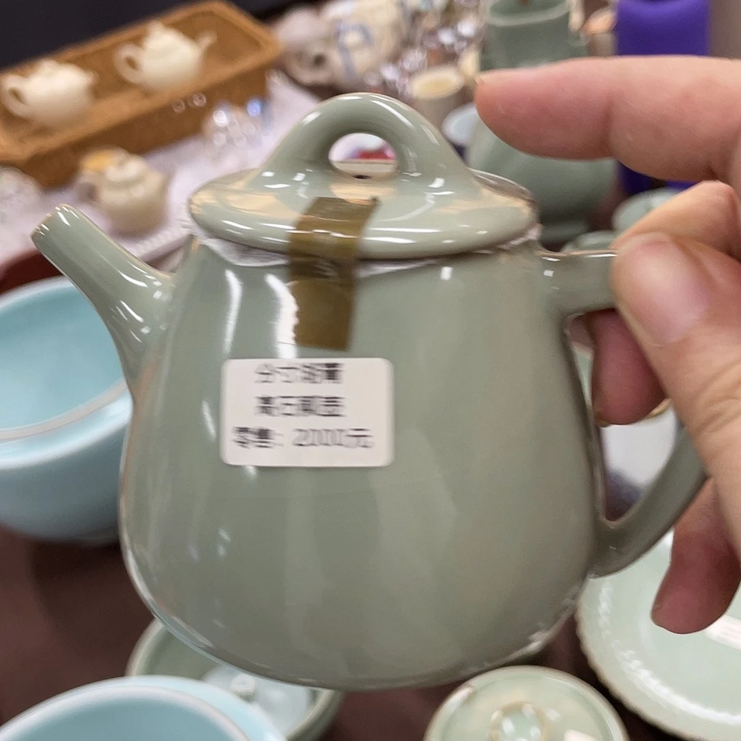 L***a搪瓷杯子里还有很多东西