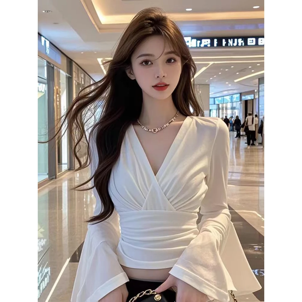 时尚新款白色V领喇叭袖衬衫女秋季新款法式小众设计气质名媛时尚