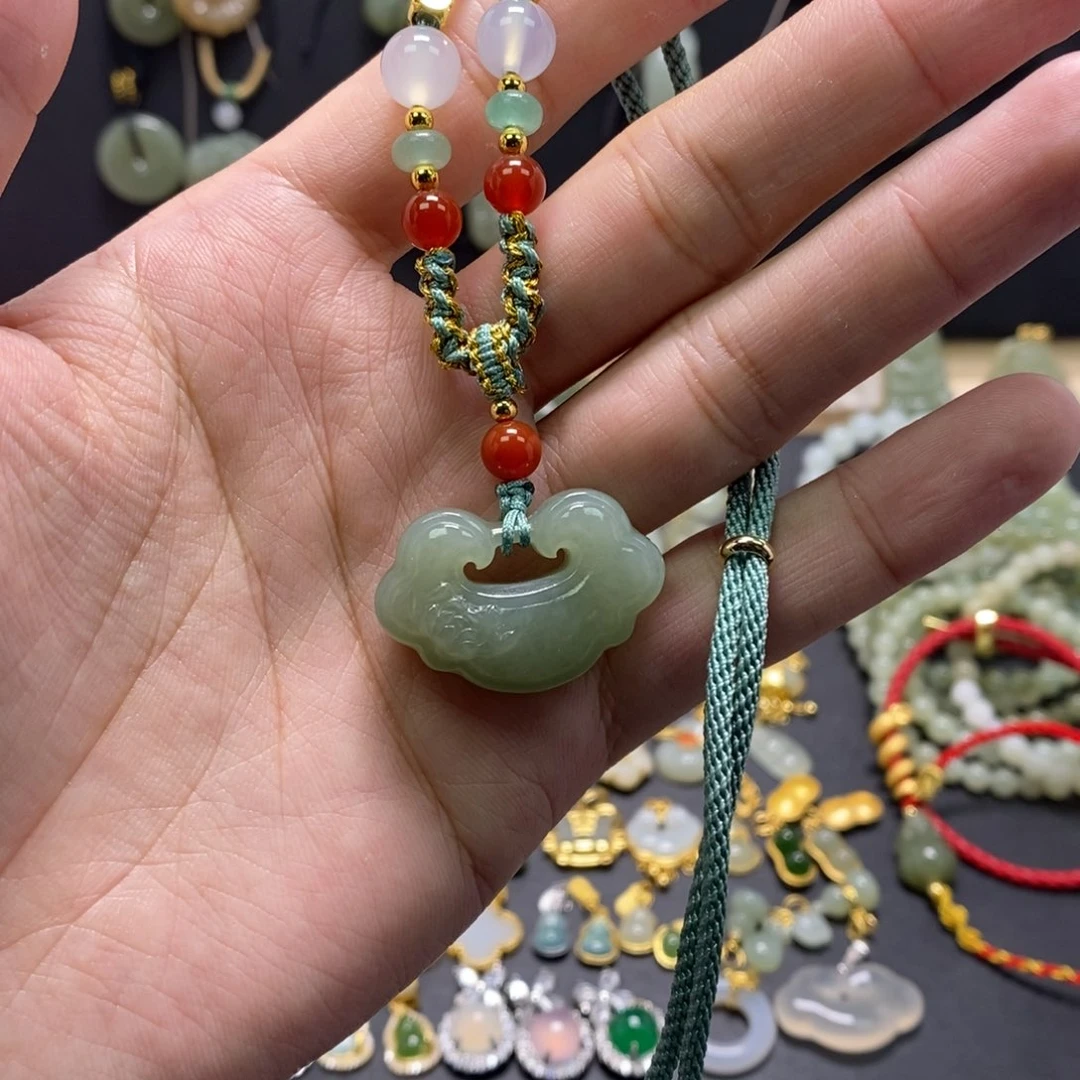 和田玉颈饰未镶嵌莲花如意锁