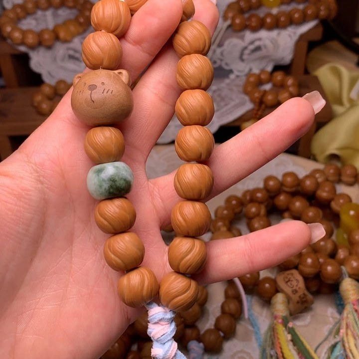 吊坠猴头核桃手持卷卷酥