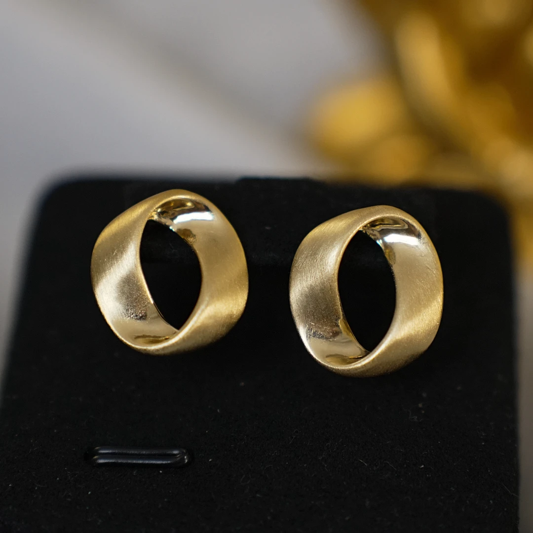 黄铜耳饰 莫比乌斯复古金色高级感法式耳钉精致经典简约极简