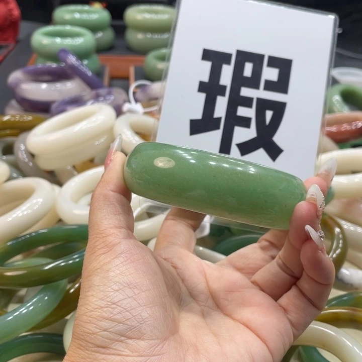 白***芷石英质玉未镶嵌珠宝奇石