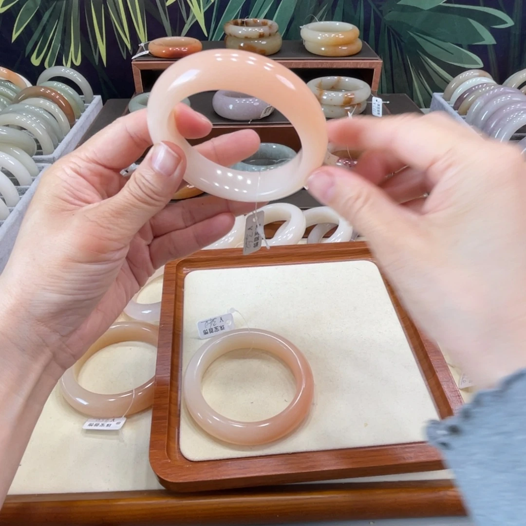 爱***板石英岩玉未镶嵌手镯