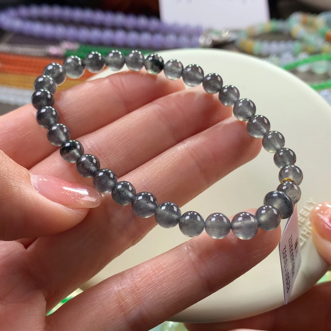 翡翠手链未镶嵌满色黑冰，意境感十足，卡5.7-6