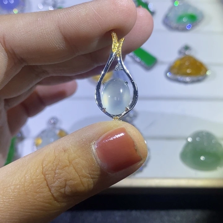 翡翠颈饰18K金镶嵌吊坠