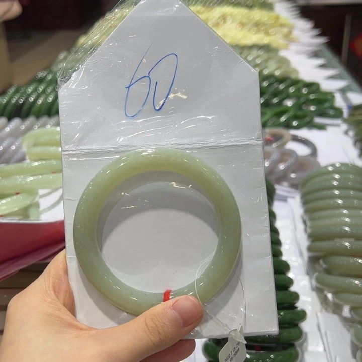 和田玉未镶嵌手镯和田玉