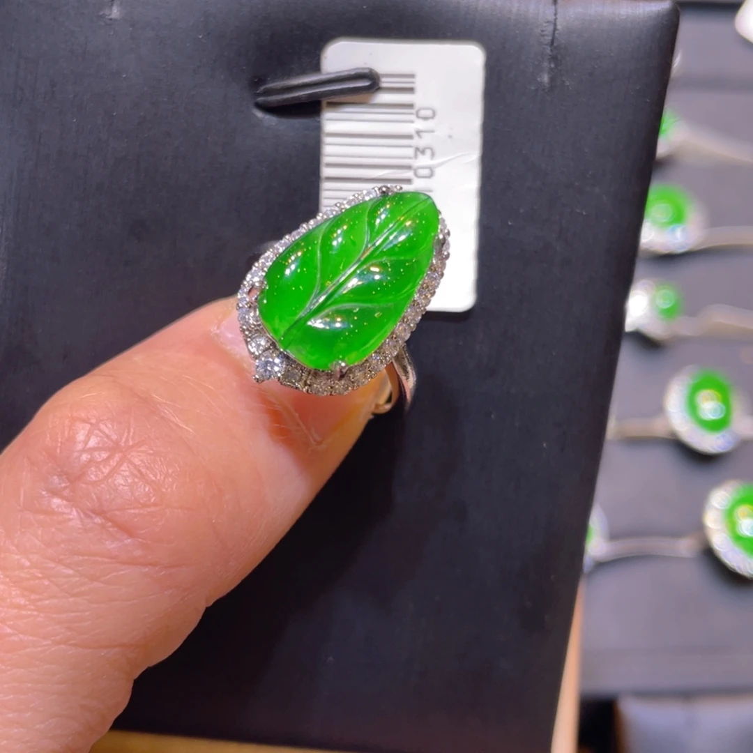 翡翠未镶嵌颈饰戒指