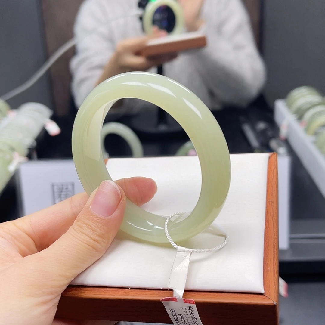 和田玉未镶嵌手镯