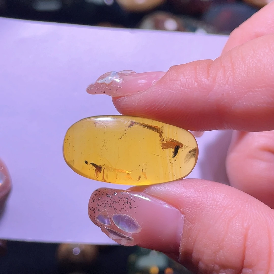 琥珀裸石未镶嵌。