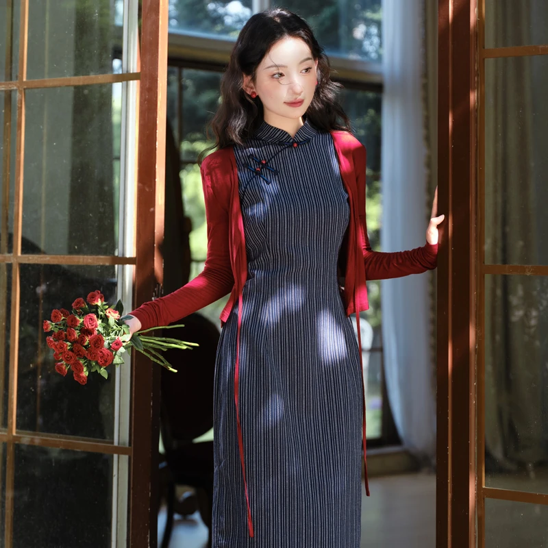 春季新中式旗袍裙改良民国风长款条纹无袖连衣裙配红色开衫外套