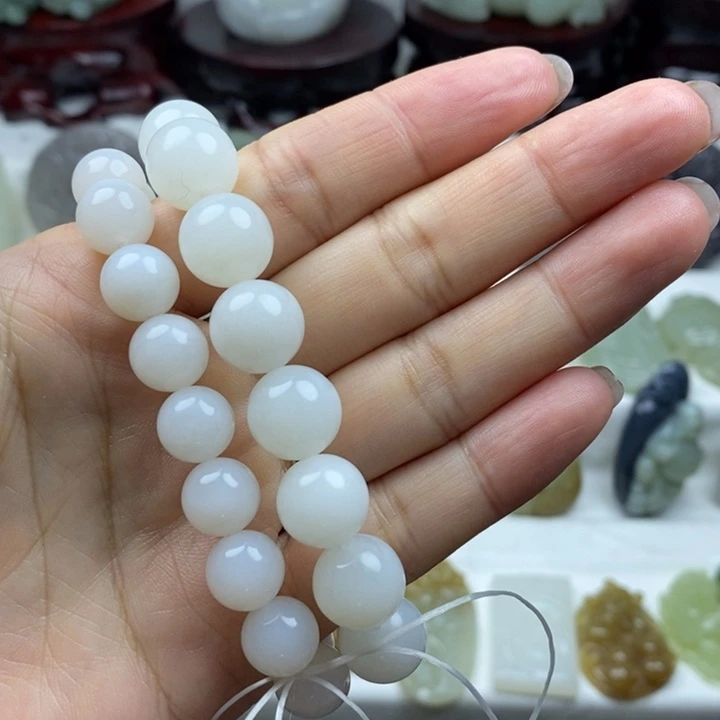 你***瞧和田玉未镶嵌颈饰