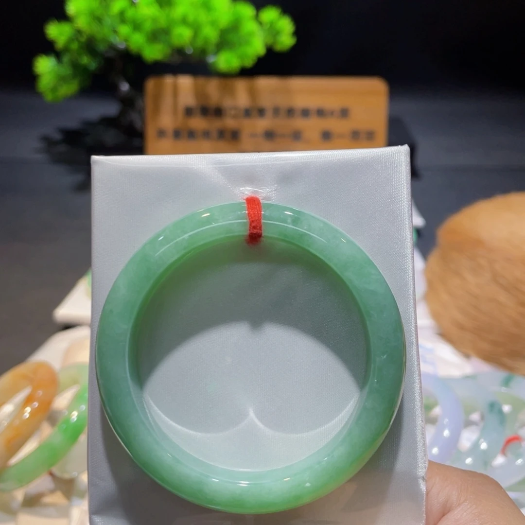 翡翠手镯未镶嵌翡翠手镯