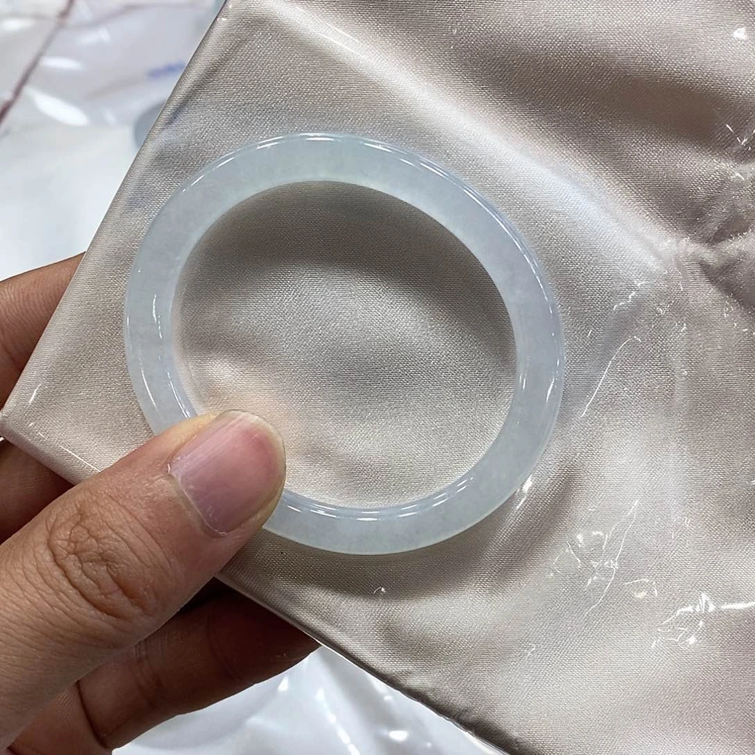 翡翠手镯未镶嵌翡翠