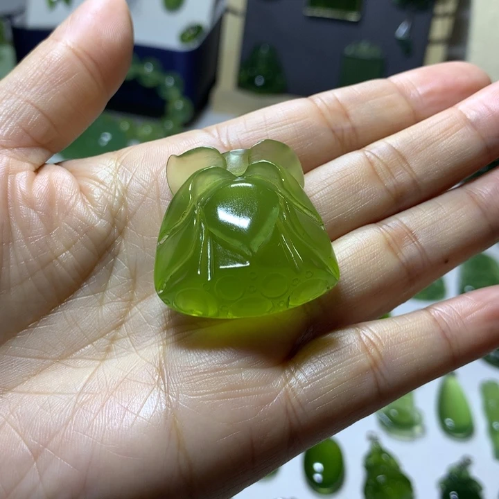 岫玉未镶嵌颈饰吊坠